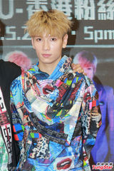 组图：韩国Gross Gene秀舞技 与粉丝握手抱抱