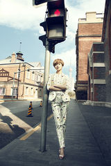 组图：万茜时尚写真利落短发靓丽娇媚