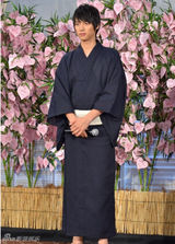 组图：福士苍汰川口春奈七夕举爱心秀甜蜜