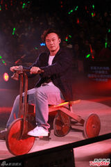 组图：郭伟亮音乐会大咖多 陈奕迅骑车登场搞怪