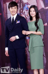 组图：《巡夜人》丁一宇郑允浩西服亮相显英气