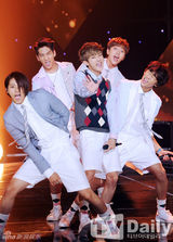 组图：《The Show》女团争奇斗艳献动感舞台