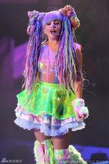 组图：Gaga演唱会现场豪放换装 爆乳网袜夺人眼