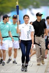 组图：韩星李诗英孝琳为亚运会传递火炬