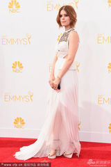 《纸牌屋》女星凯特-玛拉白裙亮相艾美红毯