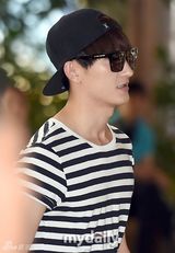 组图：东方神起孔侑等现身 胡茬微露不拘小节