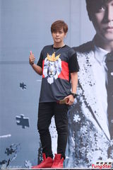 组图：罗志祥专抢新娘捧花 自身经历勉励柯震东