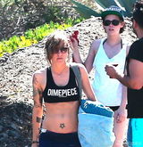 组图：暮光女克里斯汀-斯图尔特超短热裤携友度假 粉嫩屁股蛋见人