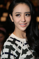 组图：佟丽娅时装周玩百变 黑网遮面穿粉扮嫩