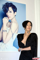 组图：郑秀文乐当人妻 年底香港开唱12场