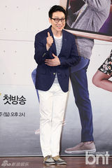 组图：《收视率帝王》李辉才难掩诙谐本色