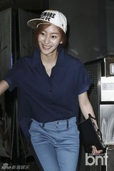 组图：CNBlue姜珉赫获粉丝夹道欢迎求握手