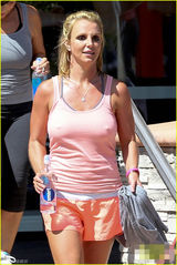 组图：布兰妮奋发健身甩赘肉 粉红装大方激凸