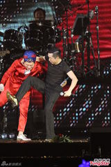 组图：多变哈林(庾澄庆)唱金曲 登小巨蛋万人同欢