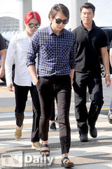 组图：韩团JYJ墨镜亮相机场 在中口罩遮面