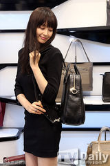 组图：李娜英出席活动 修长四肢羡煞旁人