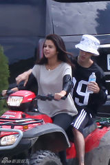 组图：贾斯汀-比伯/赛琳娜-戈麦斯复合狂秀恩爱 搂腰摸臀又熊抱