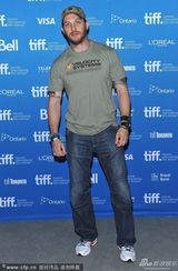 组图：汤姆-哈迪秀壮硕身材 亲密揽美艳劳米-拉佩斯