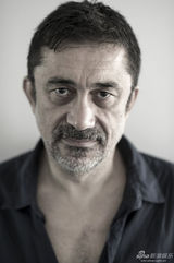 组图：导演锡兰拍写真 留灰白胡子展沧桑范儿