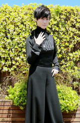 组图：李宇春戛纳拍写真 黑衣酷帅钻饰高贵