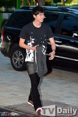 组图：《异乡人》杀青 李钟硕短发显憔悴