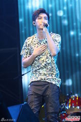 组图：炎亚纶演出人气爆棚 自曝好身材下次再秀