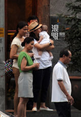 组图：马雅舒再孕备受呵护  混血女儿呆萌可爱