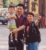 组图：48岁金龟子不显老 常被15岁女儿叫姐姐