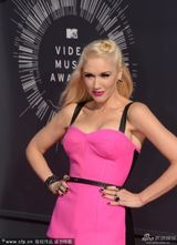 组图：霉霉齐臀短裤秀美腿 洛佩兹捆绑装狂露肉