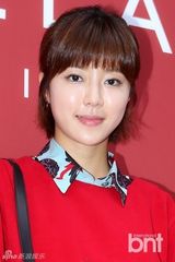 组图：韩星申敏儿朴韩星清新亮相笑容甜