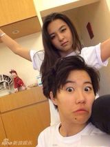 组图：窦靖童短发酷酷哒 与闺蜜合照显亲密