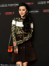 组图：范冰冰穿短裙亮相 与老总贴面吻秀亲密