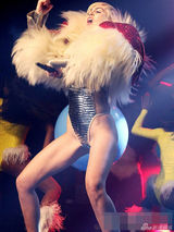 组图：麦莉塞勒斯同性恋吧献唱 穿金色战衣热舞