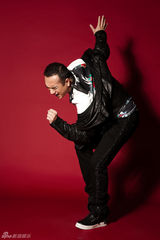 组图：黄觉皮衣秀时尚 搞怪大片卖萌无限