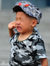 组图：足球梦萌娃军训遭虐 田源儿子崩溃爆哭