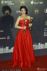 组图：戴佩妮夺2奖成大赢家 掌掴歌王林俊杰