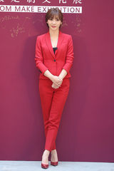 组图：柳岩低胸装扮御姐 与假想男友认真恋爱