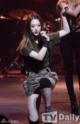 组图：韩团f(x)热舞献唱 雪莉不慎露底