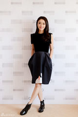 组图：秦岚上海出席活动 黑色花苞裙身姿娇俏