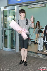 组图：都教授小舅子安宰贤访港 与粉丝打招呼