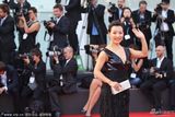 组图：威尼斯闭幕红毯 评委陈冲深V裙美艳