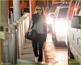 组图：艾玛-沃特森机场手机聊不停 返校庆毕业