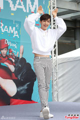 组图：炎亚纶现身台北签唱会 同F奶女模共饮