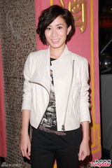 组图：佘诗曼剧组探班　黑白色系搭配酷劲十足