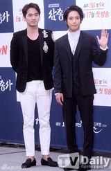 组图：郑容和出席发布会 帅气西装似王子