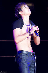 组图：金贤重上海开唱热舞 狂野掀衣秀腹肌