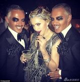 组图：麦当娜曝56岁生日私照 风骚红唇挑逗男伴