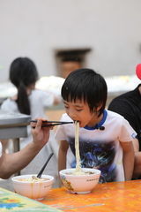 组图：萌娃玩坏拉面 创揉面新手法个个变面人