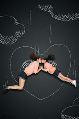 组图：毛林林写真童心未泯 携“女儿”扮超人