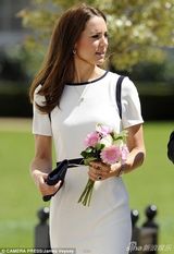 组图：凯特王妃白裙出席活动 长发飘逸甜美端庄